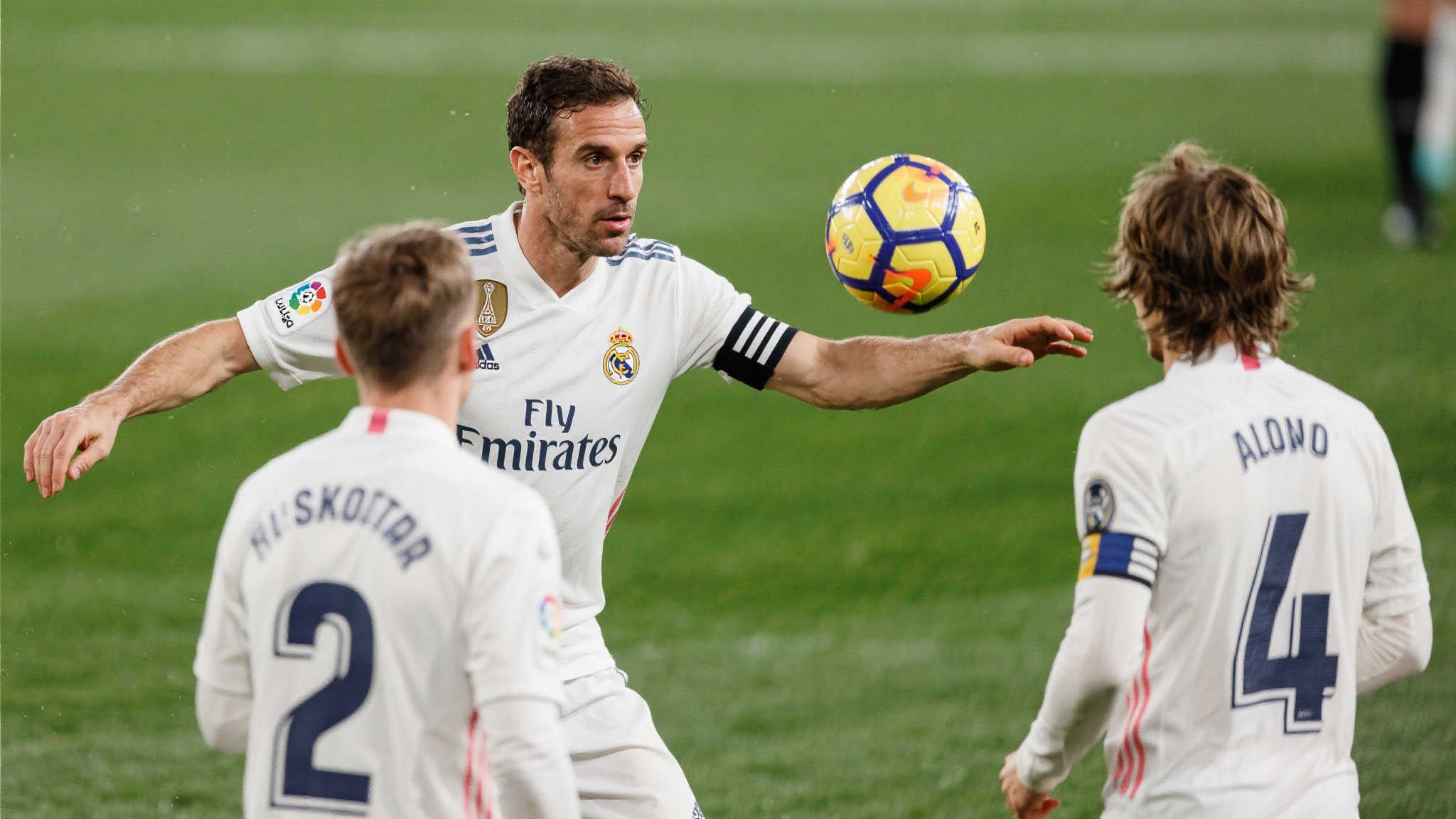 皇马犹豫不决,阿隆索继任者机遇错失! 哈维·阿隆索告别绿茵赛场后,他在皇家马德里留下的位